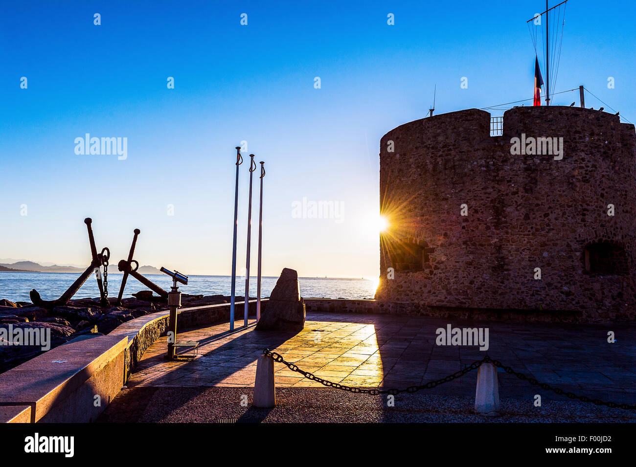 L'Europa, Francia, Var, Saint-Tropez. Case colorate in La Ponche beach e la Torre Portalet XV secolo nelle prime ore del mattino. Foto Stock