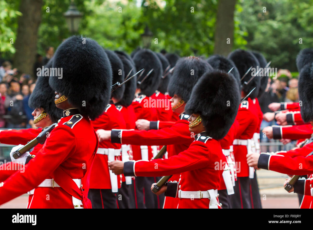 I guardiani dei granadieri marciano lungo il Mall in formazione alla Queen's Birthday Parade o Trooping the Color on the Mall , Londra, Regno Unito Foto Stock