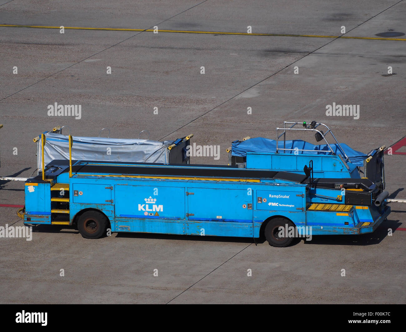 Il KLM Rampsnake è utilizzato negli aeroporti per la movimentazione degli aeromobili, collegando l'aeromobile al terminal per un efficiente imbarco e atterraggio. Questo veicolo facilita le operazioni a terra regolari, migliorando i tempi di risposta per i voli. Foto Stock
