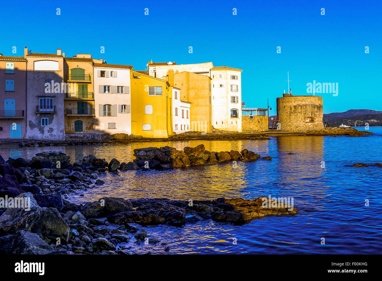 L'Europa, Francia, Var, Saint-Tropez. Case colorate in La Ponche beach e la Torre Portalet XV secolo nelle prime ore del mattino. Foto Stock