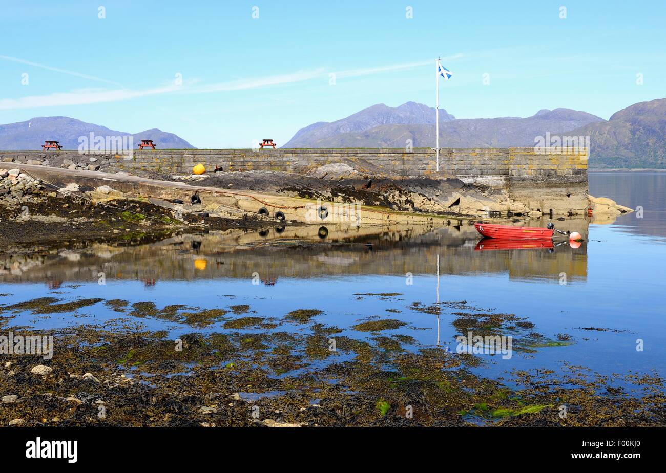 Molo Kentallen con barca a remi rossa di fronte all'Holly Tree Hotel, Loch Linnhe, Scozia, mattina d'estate Foto Stock
