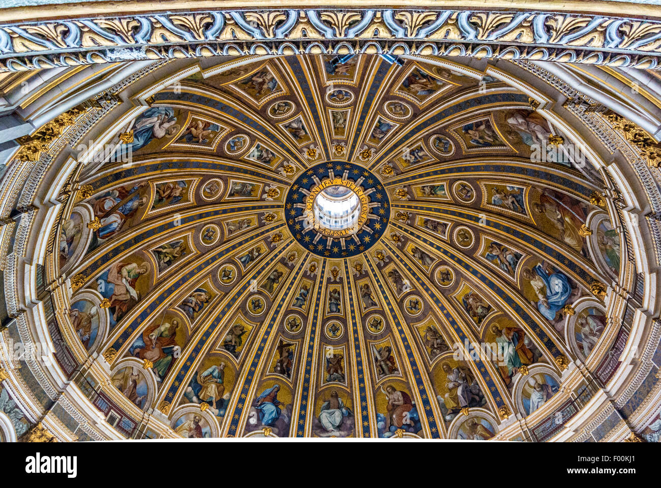 Interno a cupola. La Basilica di San Pietro e la Città del Vaticano