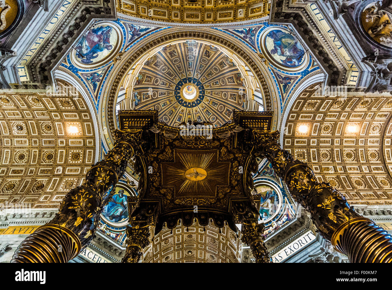 Cercando in Bernini baldacchino con la Basilica di San Pietro cupola sopra. Città del Vaticano, Roma. L'Italia. Foto Stock