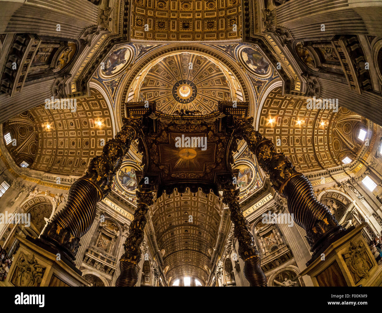 Cercando in Bernini baldacchino con la Basilica di San Pietro cupola sopra. Città del Vaticano, Roma. L'Italia. Foto Stock
