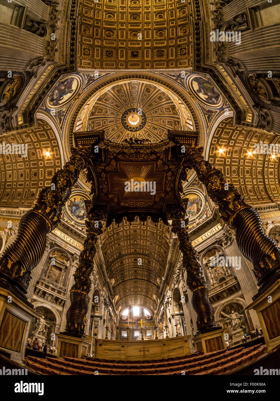 Cercando in Bernini baldacchino con la Basilica di San Pietro cupola sopra. Città del Vaticano, Roma. L'Italia. Foto Stock