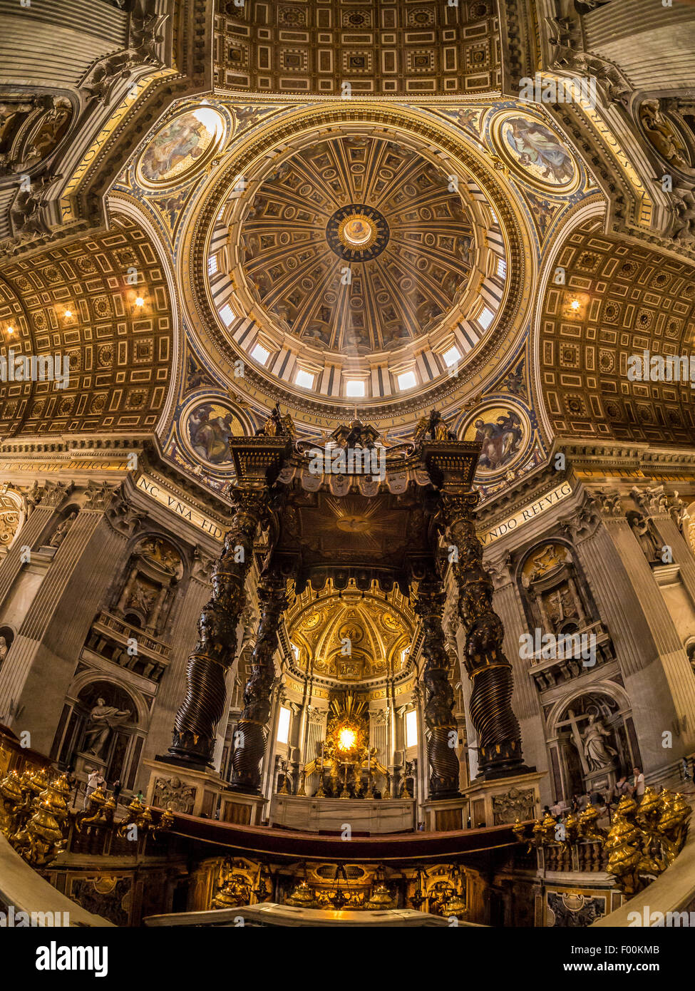 Bernini baldacchino con la Cappella della confessione sotto la Basilica di San Pietro. Città del Vaticano, Roma. L'Italia. Foto Stock