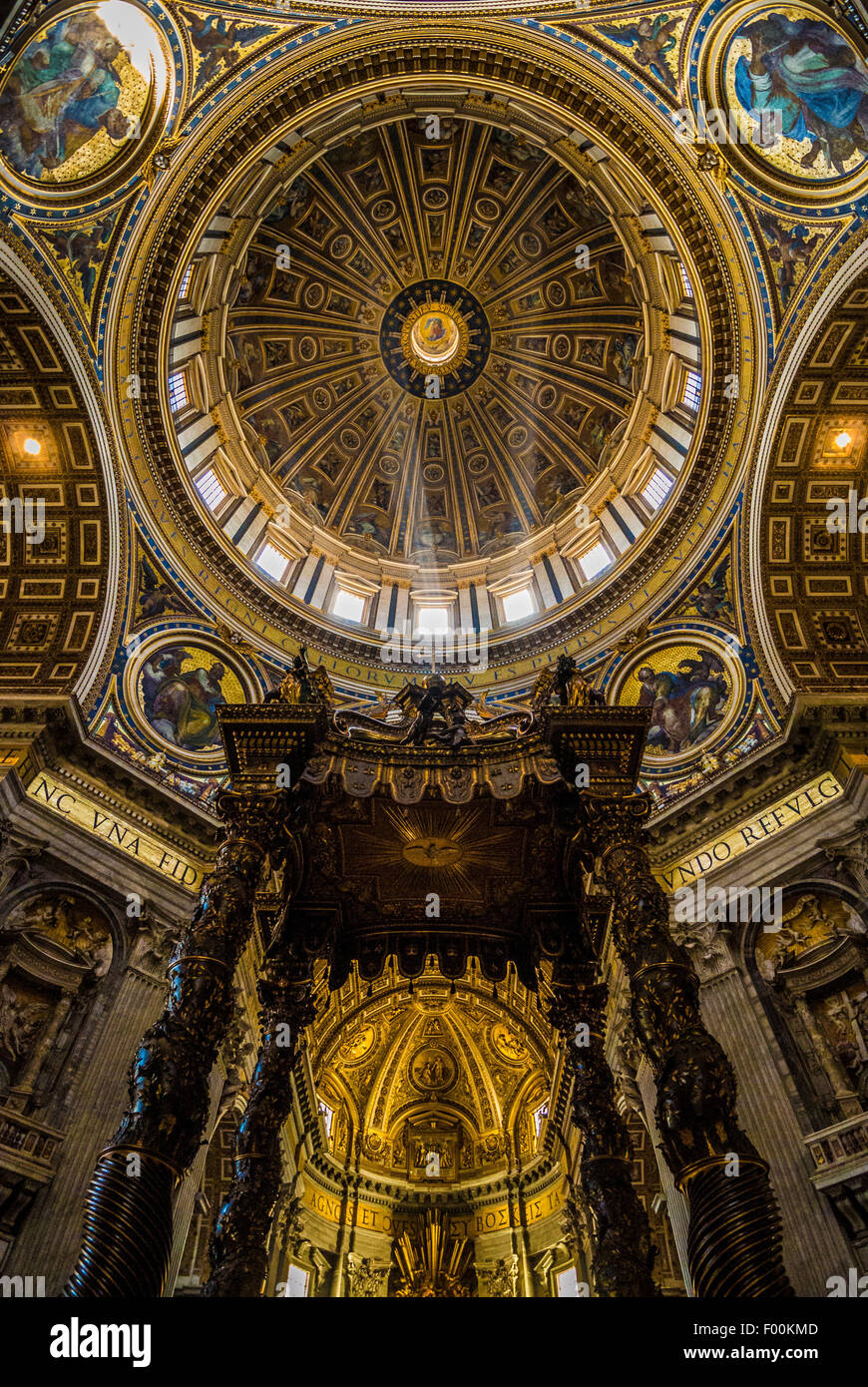 Bernini baldacchino e la cupola della Basilica di San Pietro. Città del Vaticano, Roma. L'Italia. Foto Stock