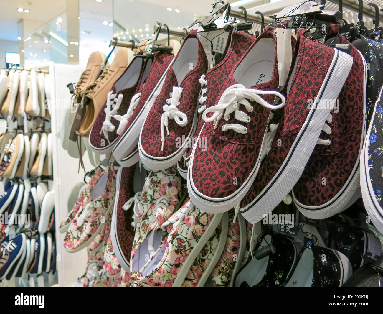 Casual scarpe da tennis, H&M negozio di abbigliamento interno in Herald  Square, New York, Stati Uniti d'America Foto stock - Alamy