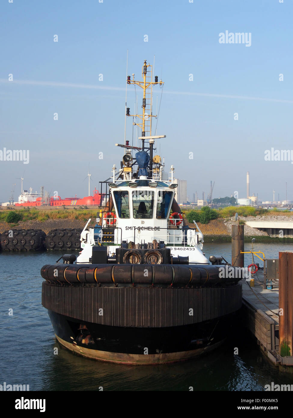La Smit Schelde (IMO 9402433) opera nel porto di Rotterdam, Calandkanaal. Il Calandkanaal è un canale di navigazione chiave che collega il porto industriale di Rotterdam con il Mare del Nord, supportando il trasporto commerciale e merci. Foto Stock