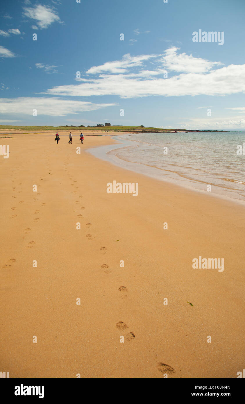 Tre persone che camminano su una spiaggia di Elie Fife Scozia Scotland Foto Stock