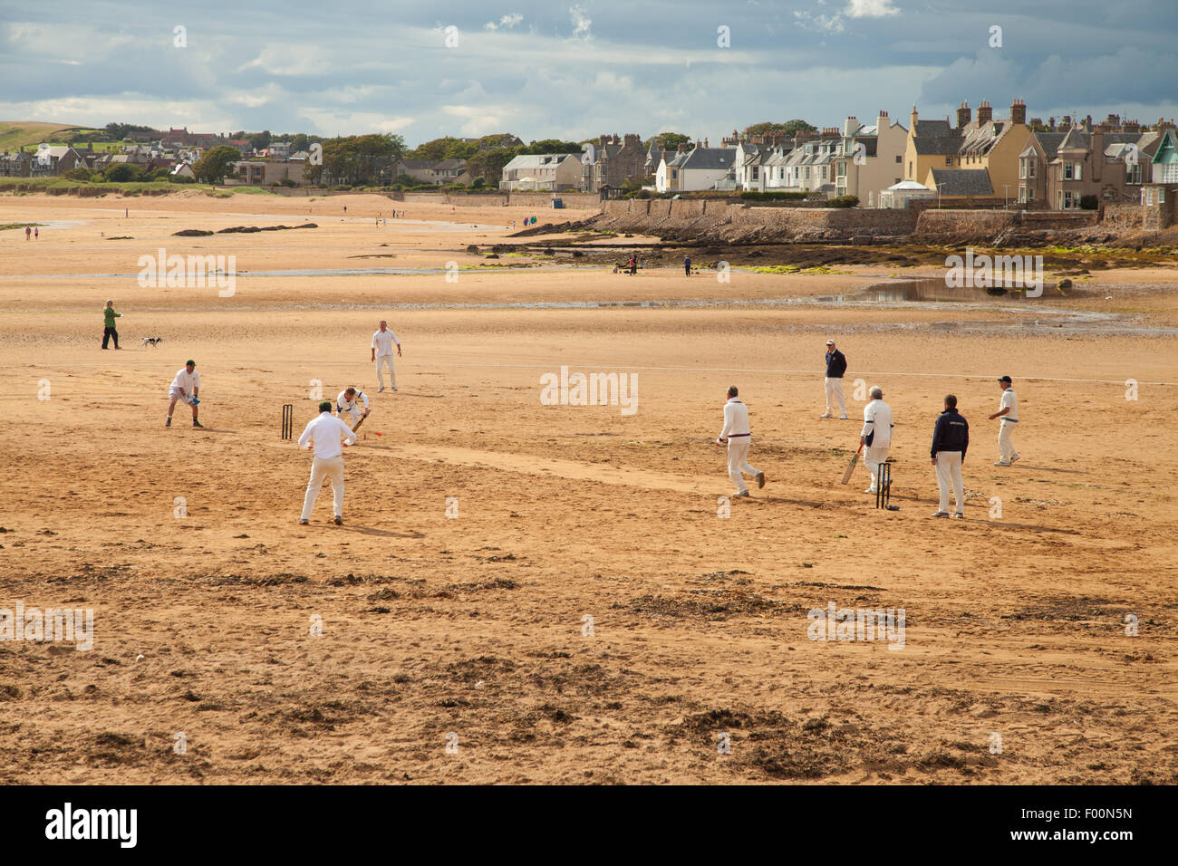Una partita di beach cricket suonata in Elie, Regno di Fife, Scozia. Foto Stock