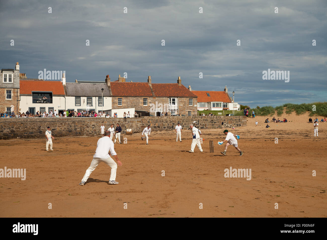 Una partita di beach cricket suonata in Elie, Regno di Fife, Scozia. Foto Stock
