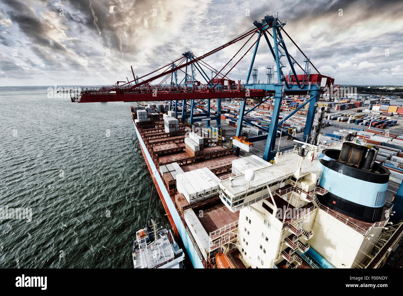 Contenitore mored nave in porto, vista aerea Foto Stock