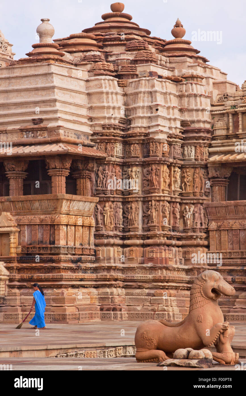 Assistente femmina al Kandariya Mahadeva temple, parte di un tempio indù complesso costruito dalla dinastia Chandela 1000 anni fa Foto Stock