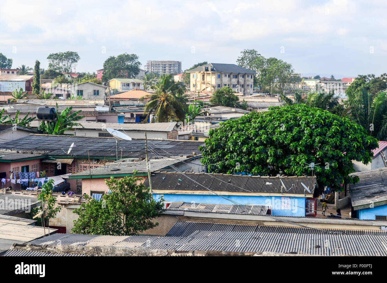 Tetti delle case nella zona ovest di Accra, Ghana Foto Stock