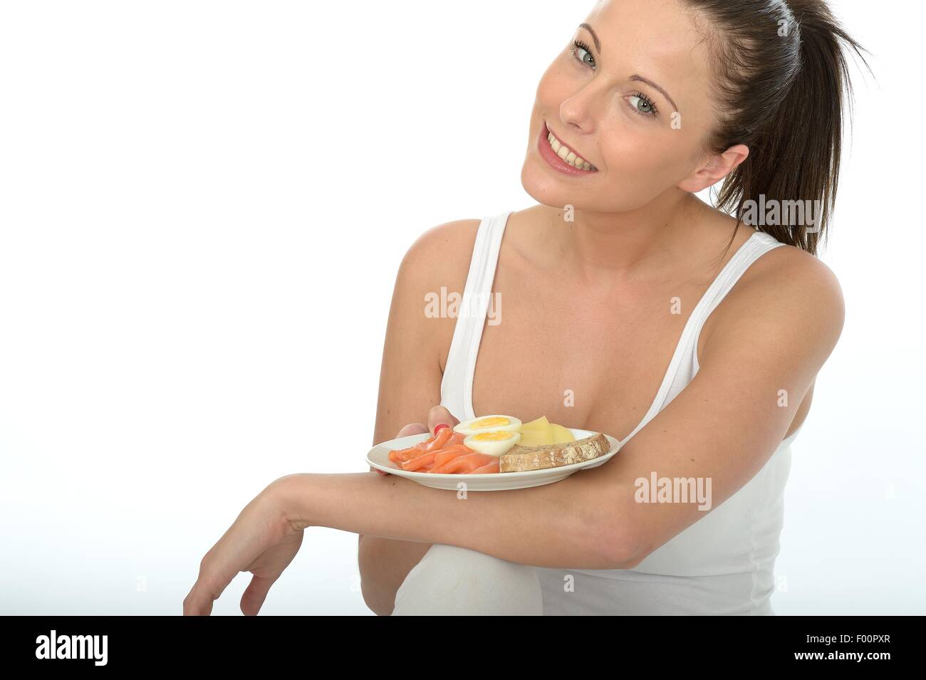 Giovane donna che tiene UN piatto di sano tradizionale stile scandinavo colazione a base di carne fredda con UN percorso di ritaglio e spazio copia Foto Stock