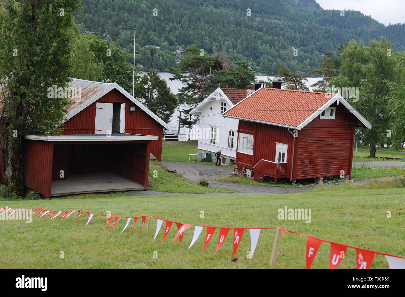 Utoya, Norvegia. 5 Ago, 2015. Una vista dell'edificio che ospita la reception e altre sistemazioni sull'isola di Utoya, Norvegia, 5 agosto 2015. Quattro anni dopo l'attacco terroristico di Anders Behring Breivik, l organizzazione per la gioventù del norvegese Partito dei Lavoratori (AUF) è nuovamente invitando i giovani a unirsi a loro Summer Camp sull'isola. Foto: Sigrid Harms/dpa/Alamy Live News Foto Stock