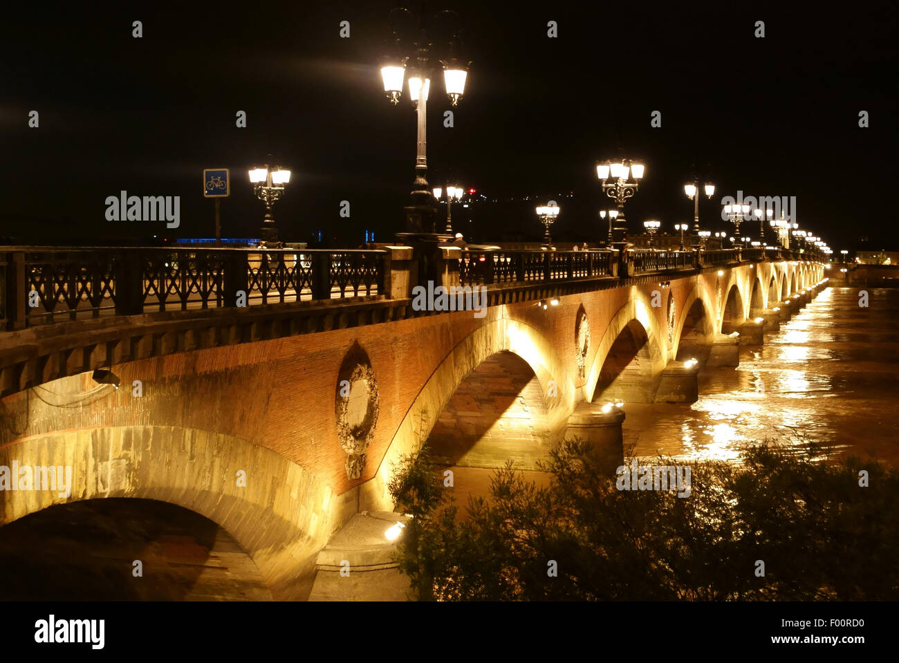 Pont de Pierre attraverso fiume Garonne a Bordeaux, Francia Foto Stock