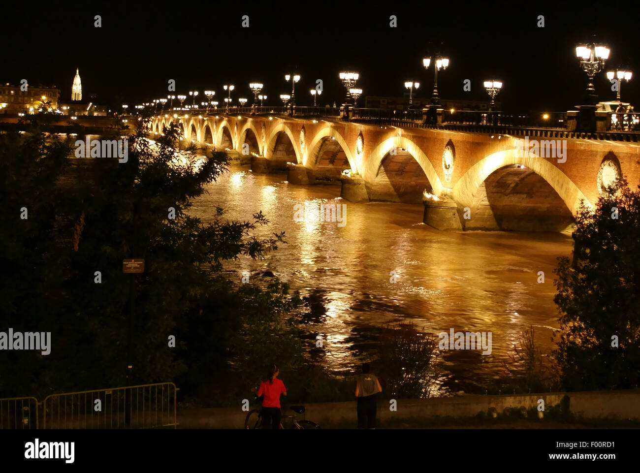 Pont de Pierre attraverso fiume Garonne a Bordeaux, Francia Foto Stock