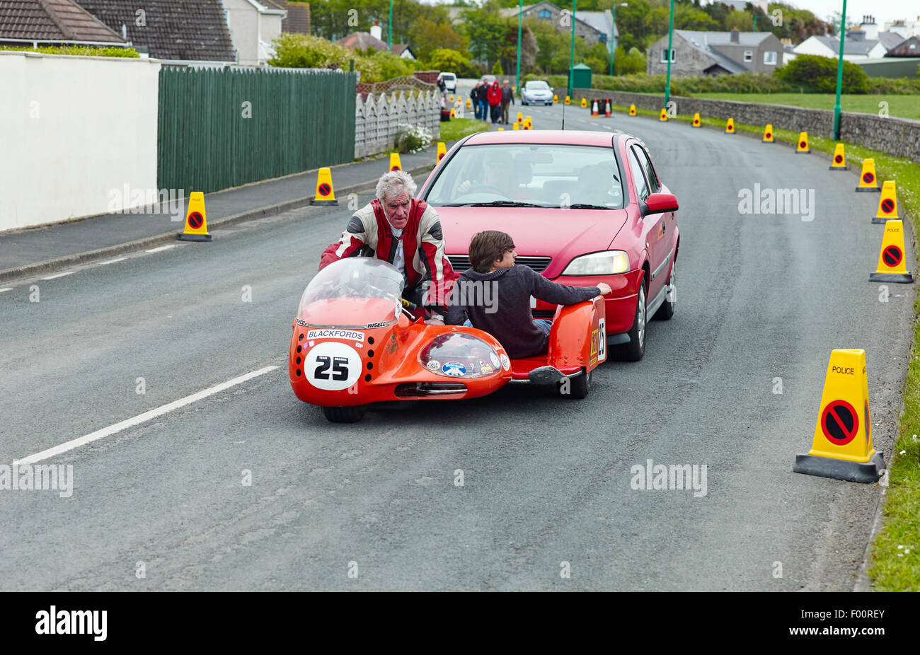 Sidecar essendo spinto da una macchina normale Foto Stock