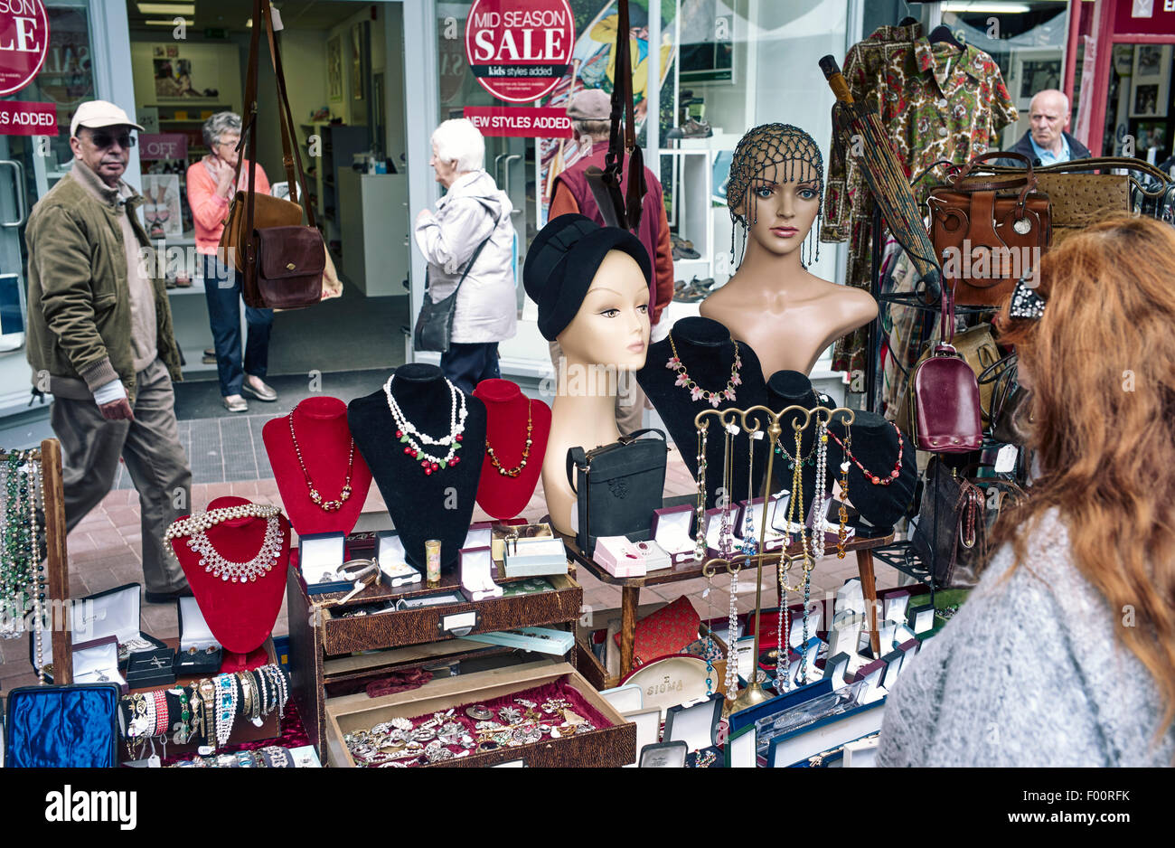 Vintage di stallo del mercato per la vendita di gioielli nel centro di Nantwich, Cheshire Foto Stock