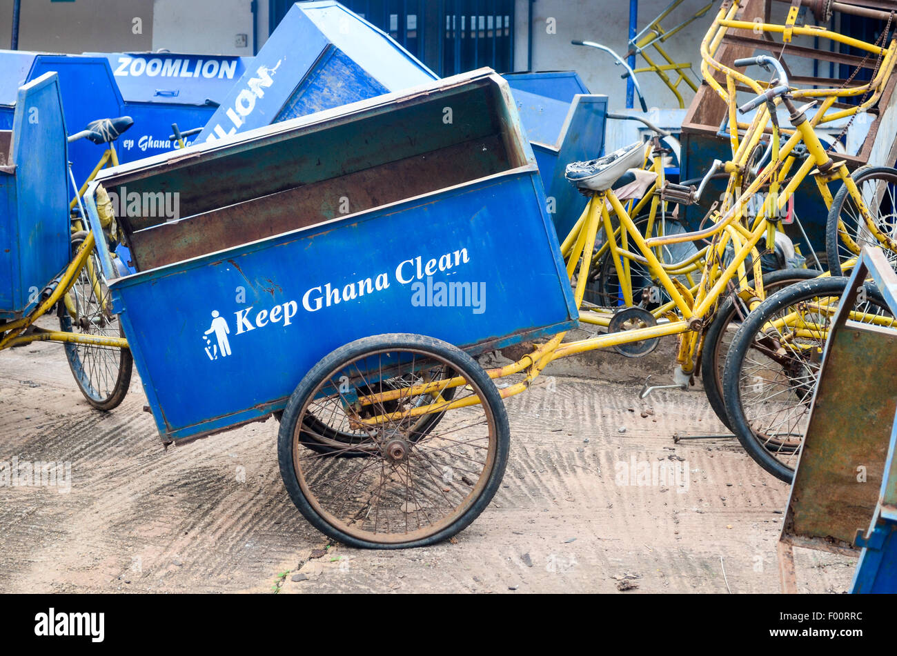 "Conservare in Ghana pulito' segno su una rimozione rifiuti bicicletta, azionato dalla società cinese Zoomlion in Accra, Ghana Foto Stock