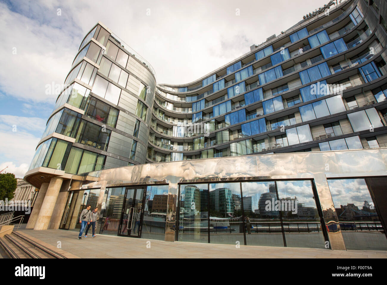 Moderno appartamento blocchi sul Tamigi Embankment nella città di Londra. Foto Stock