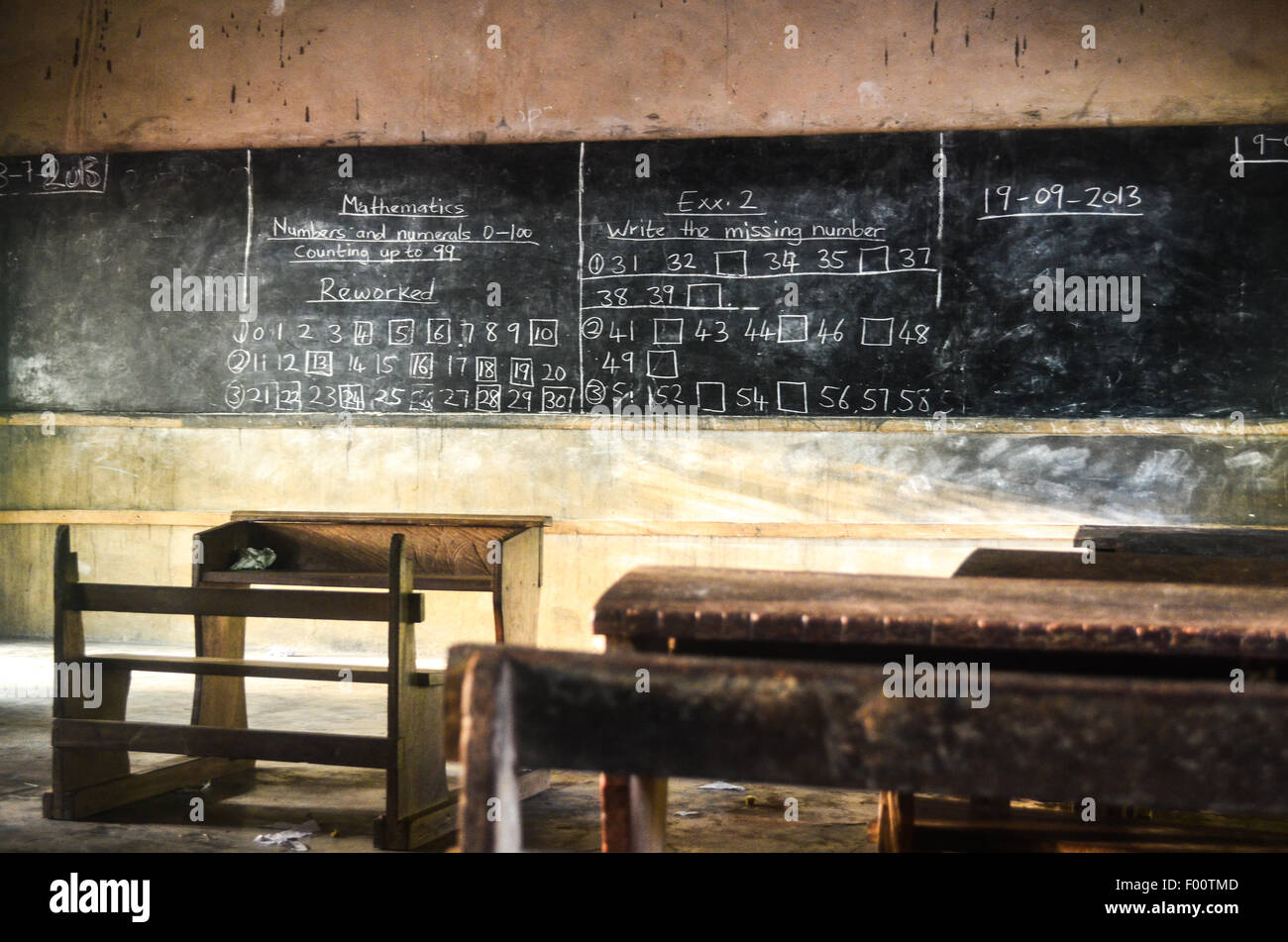 Matematica su una lavagna di una scuola rurale camera nella regione orientale del Ghana Foto Stock