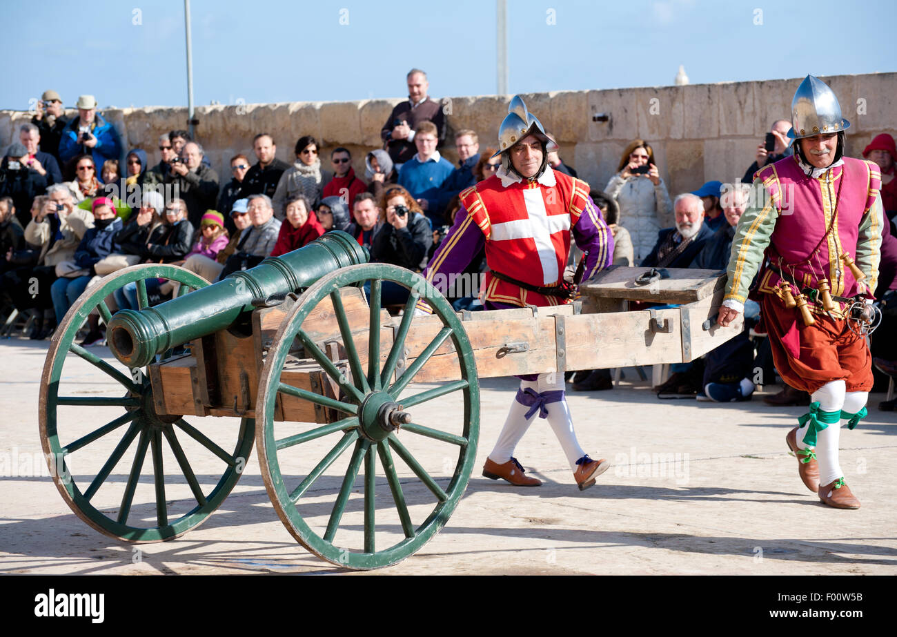 In guardia Parade in città Birgu (Vittoriosa), la dimostrazione di come un cannone poteva essere utilizzato Foto Stock