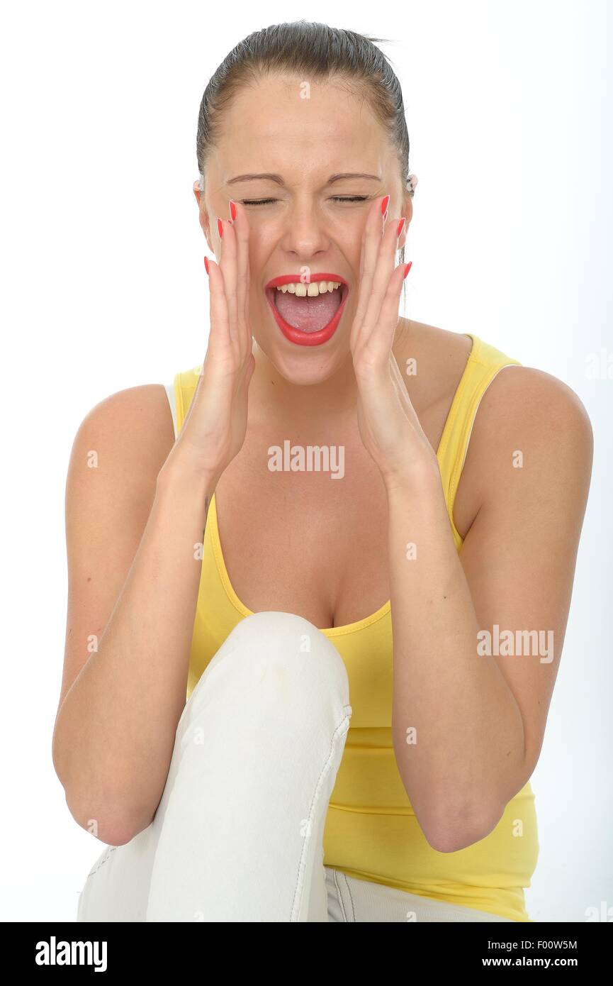 Giovane donna gridando e urlando indossando un giallo brillante Vest alto grida di aiuto isolata contro uno sfondo bianco con un tracciato di ritaglio Foto Stock