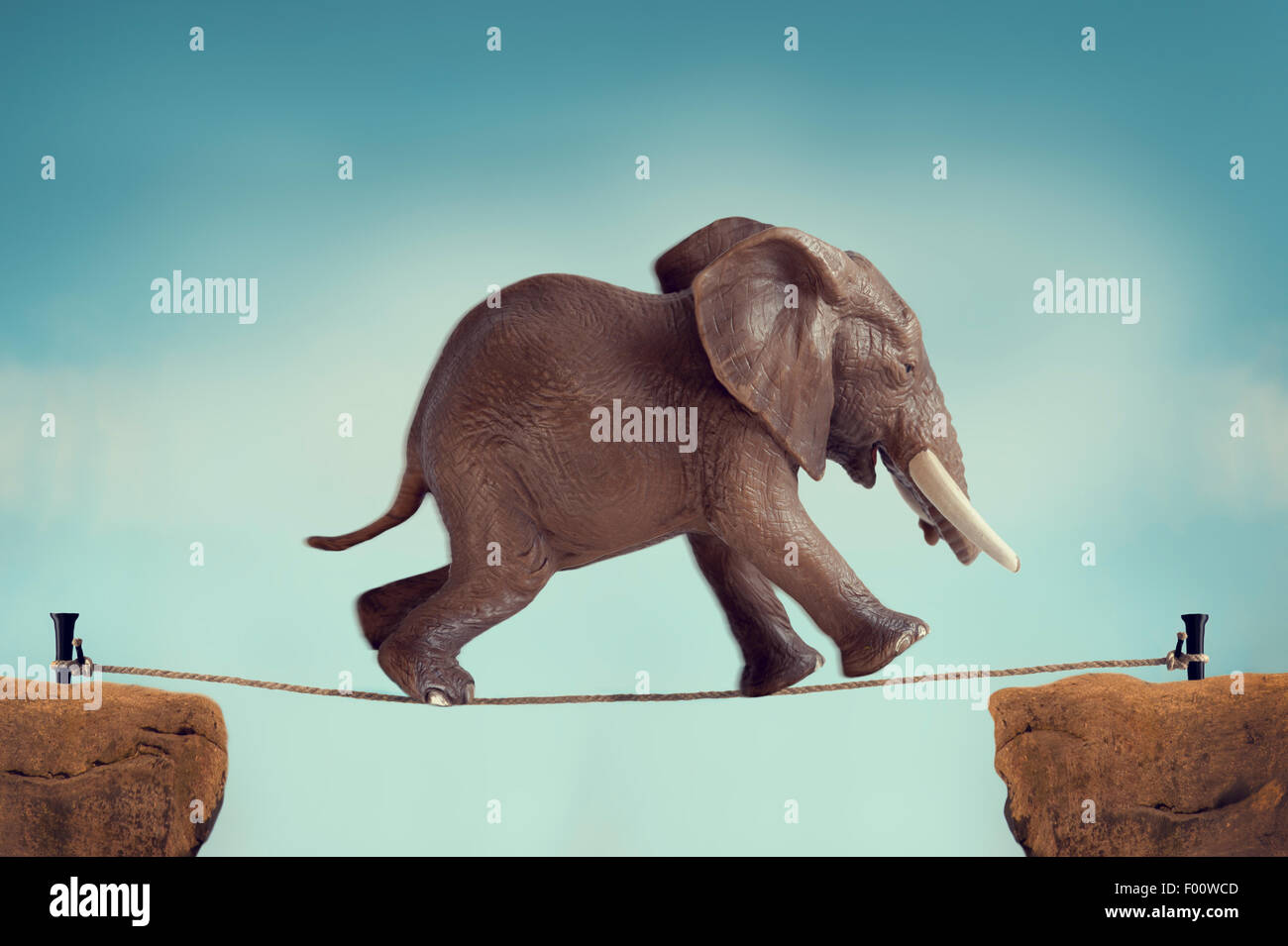 Elefante in esecuzione attraverso un funambolico con motion blur e filtro vintage Foto Stock