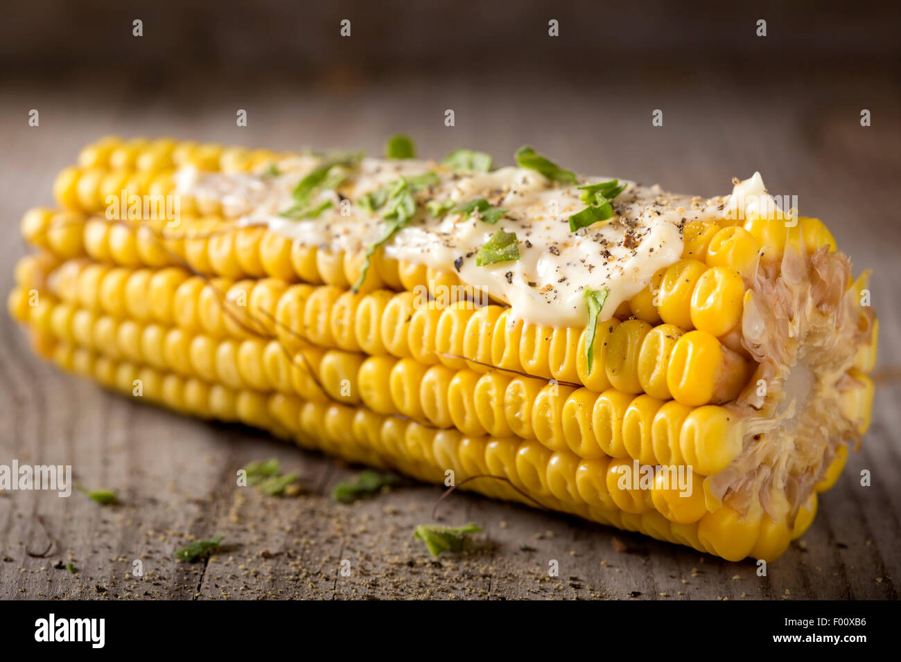 Cotto a vapore il mais dolce con erbe ingrediente su uno sfondo di legno Foto Stock