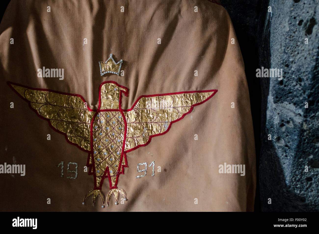 Monastero di Haghpat emblema di aquila ricamato con una corona e l'anno 1991 su sfondo in tessuto Foto Stock