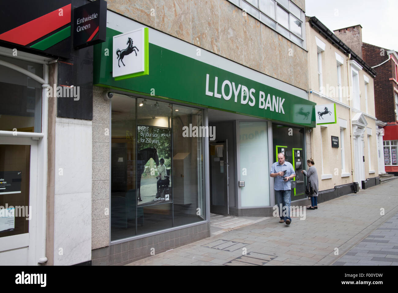 Lloyds Bank filiale locale st helens town centre regno unito Foto Stock