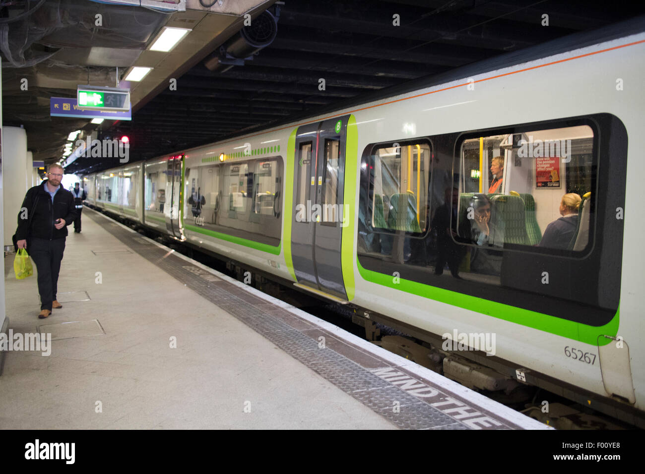 London midland treno sulla piattaforma a new street station di Birmingham Inghilterra Regno Unito Foto Stock