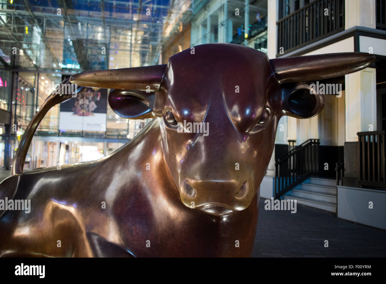 Bull scultura di notte birmingham bullring England Regno Unito Foto Stock