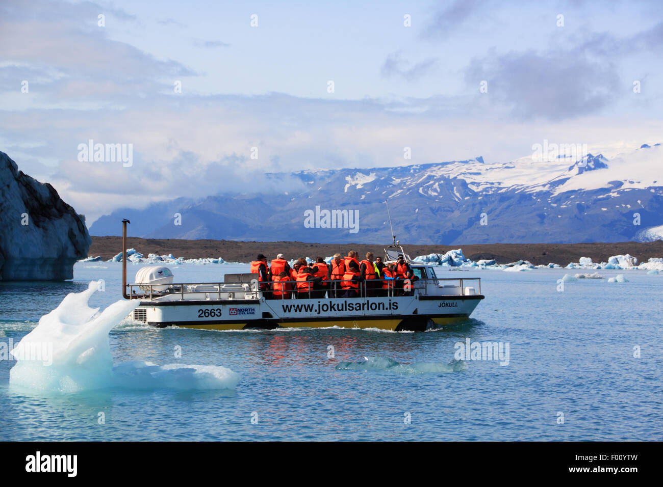 Un anfibio di crociera in barca tra gli iceberg su un lago glaciale. Foto Stock