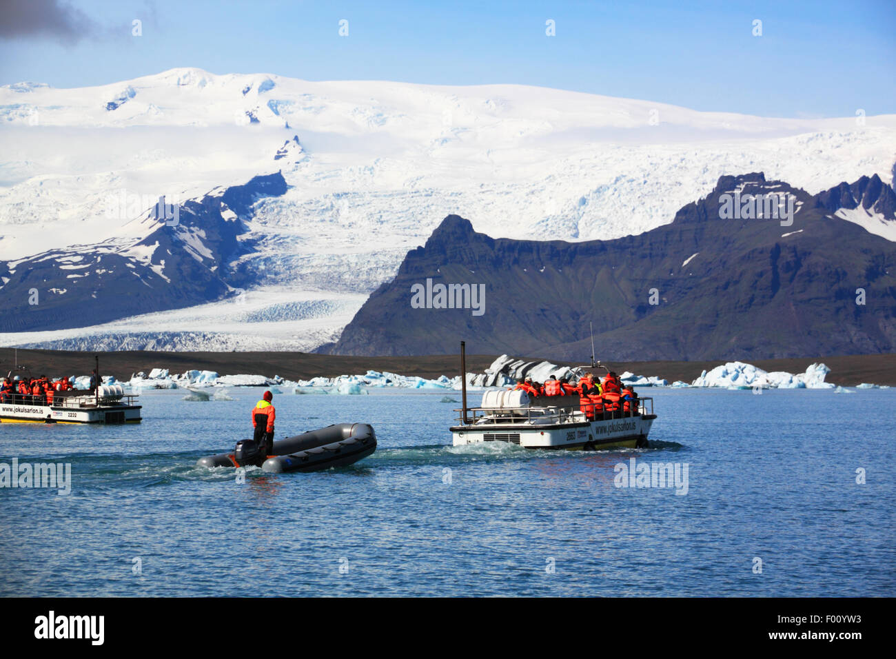 Un anfibio di crociera in barca tra gli iceberg su un lago glaciale. Foto Stock