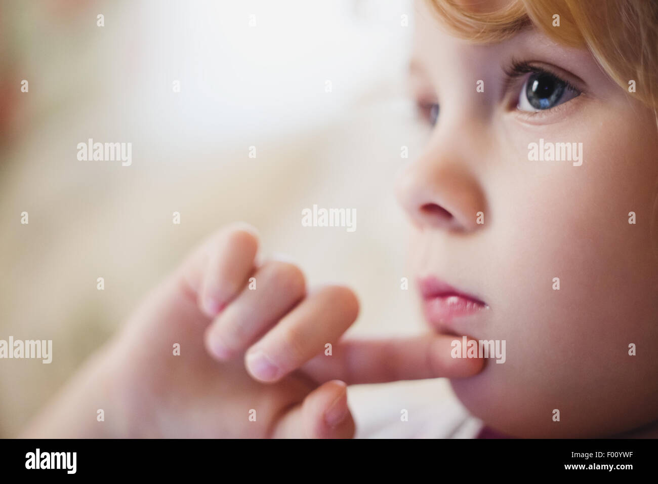 Grazioso fanciullo pensando, vicino, soft focus foto Foto Stock