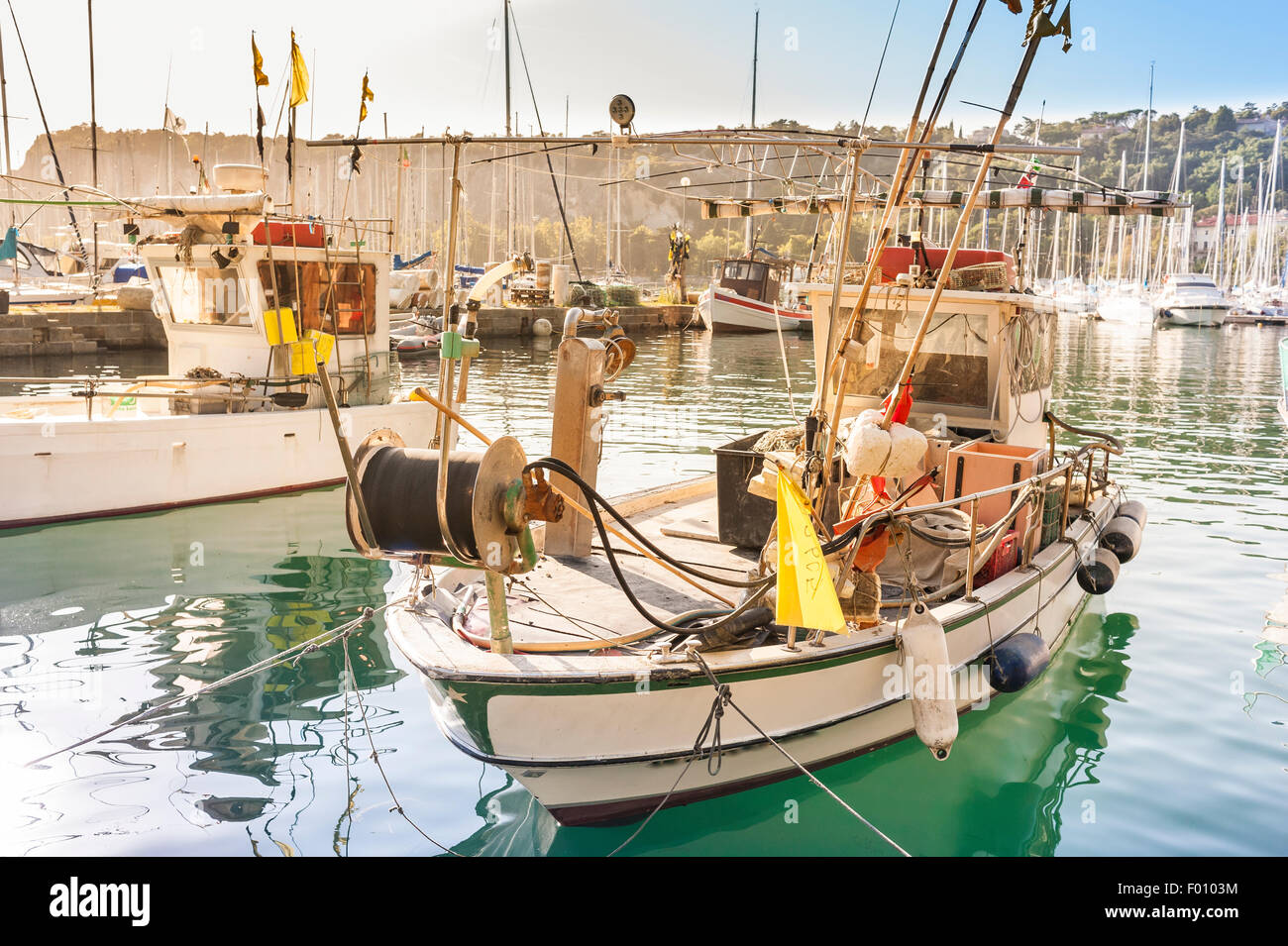 Barche da pesca nel porto di Sistiana, Trieste, Italia al tramonto Foto Stock