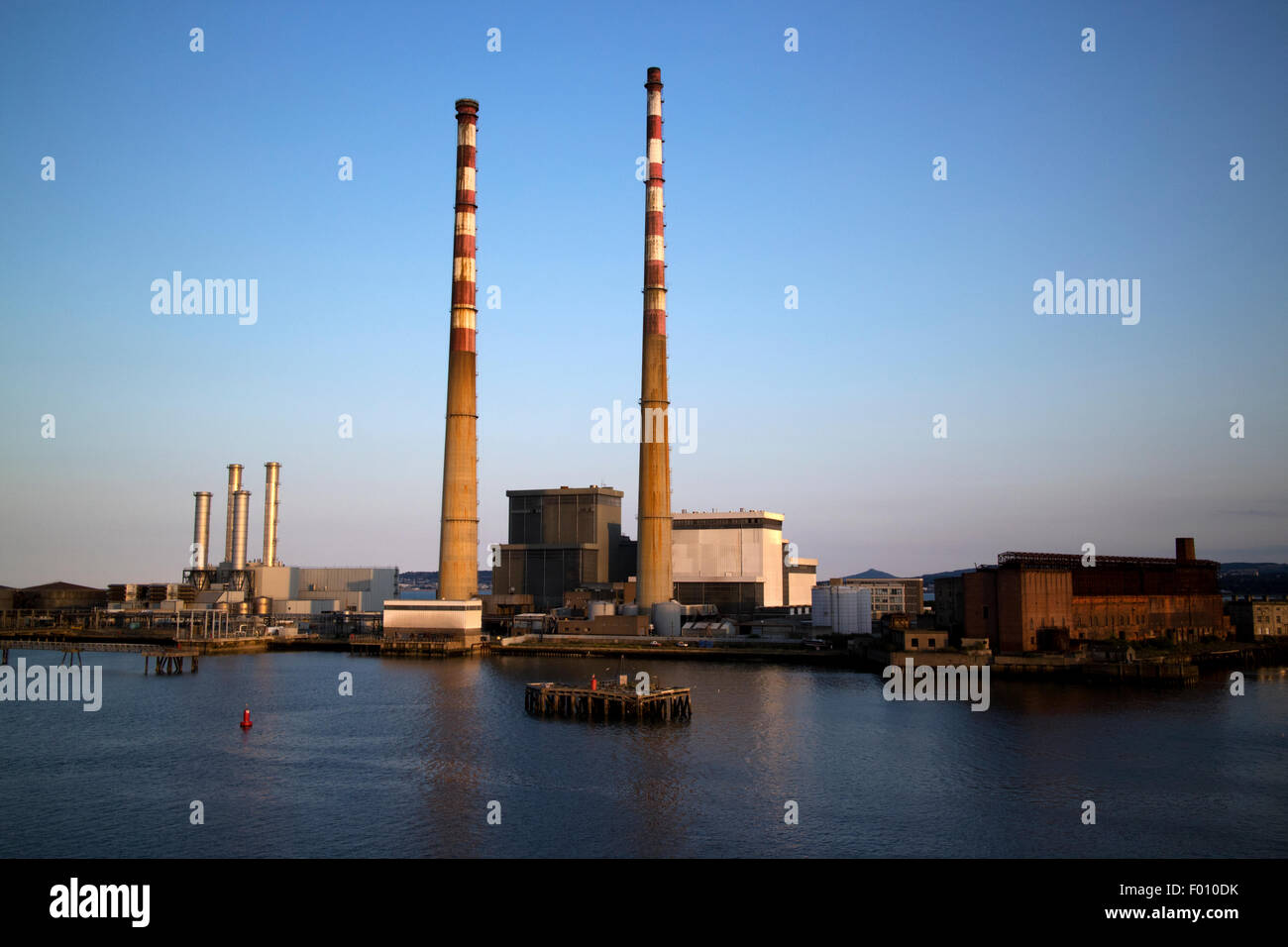 Poolbeg power station porto di Dublino Repubblica di Irlanda Foto Stock