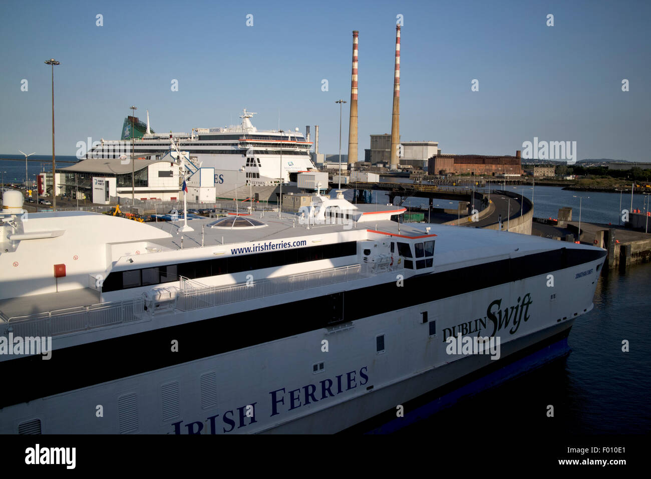 Irish Ferries ferry terminal con Jonathan Swift fast ferry porto di Dublino Repubblica di Irlanda Foto Stock