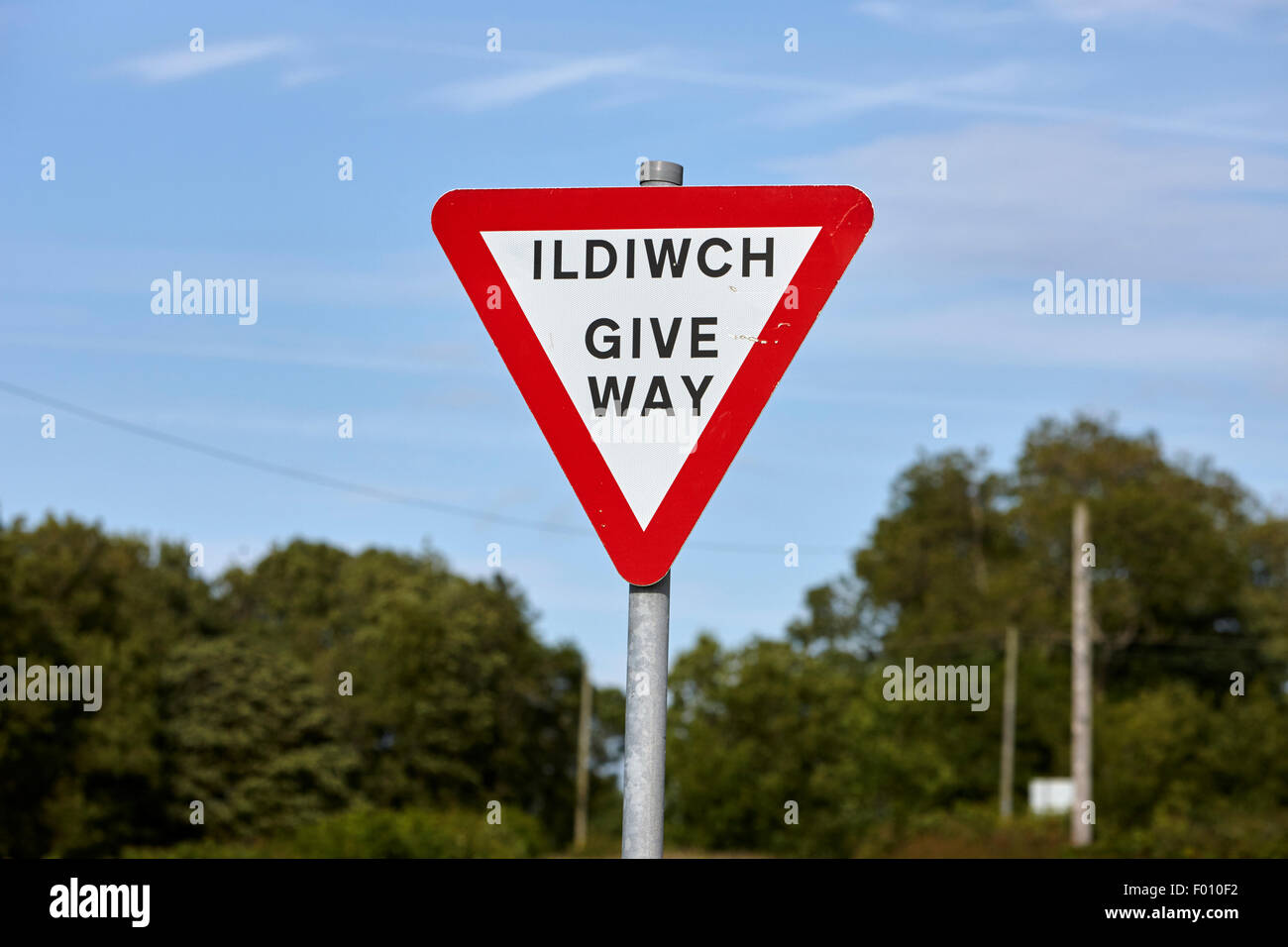 Testo bilingue inglese e gallese dare modo segno anglesey wales uk Foto Stock