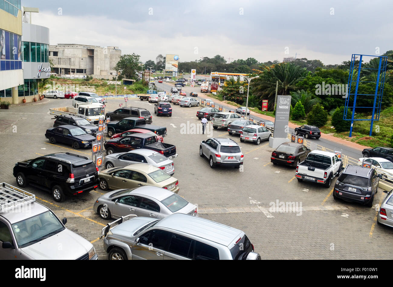 Fantasia e auto di lusso parcheggiata vicino ad un centro commerciale in eleganti sobborghi di Accra, Ghana Foto Stock