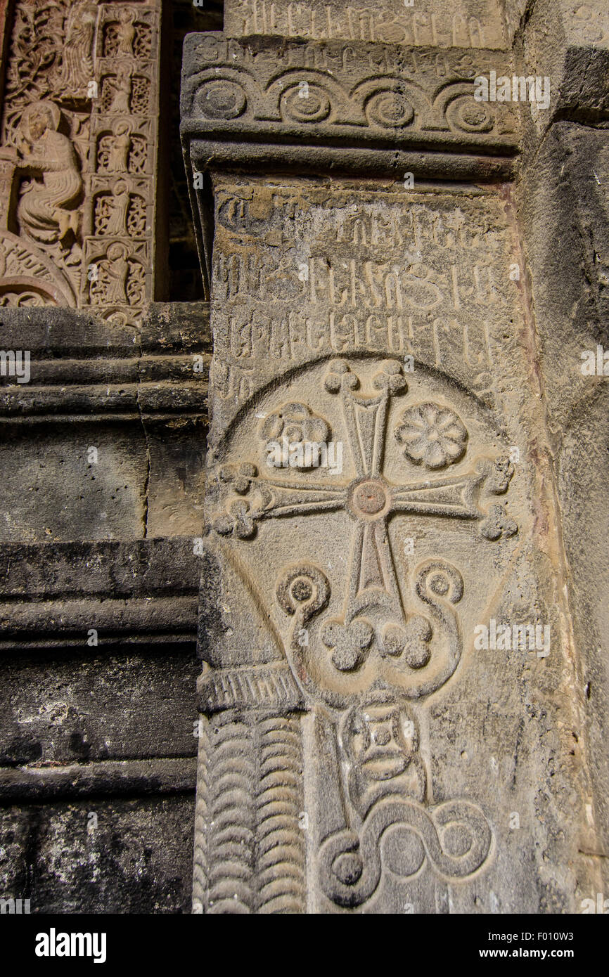 Sculture storiche esposte in un'antica struttura in pietra situata in una regione montuosa Foto Stock