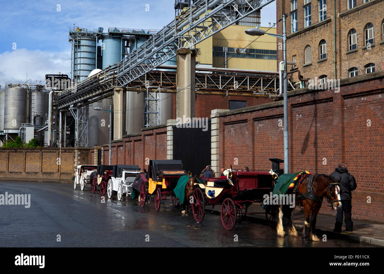 Cavalli e carrozze al di fuori della birreria Guinness, St James Gate, Dublino, Irlanda Foto Stock
