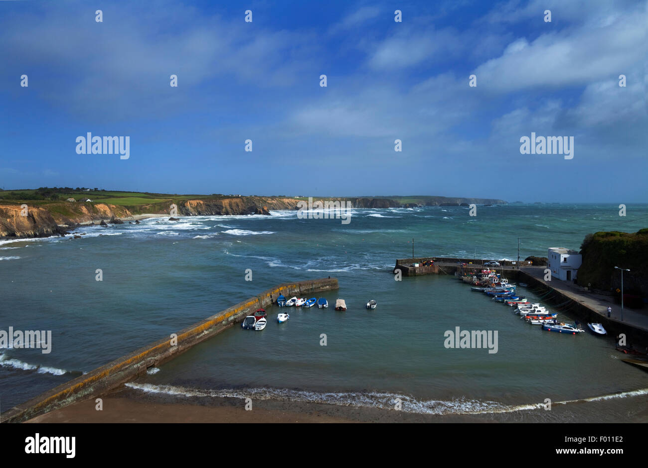 Il porto in inverno, Boatstrand, la costa di rame Geopark, nella contea di Waterford, Irlanda Foto Stock
