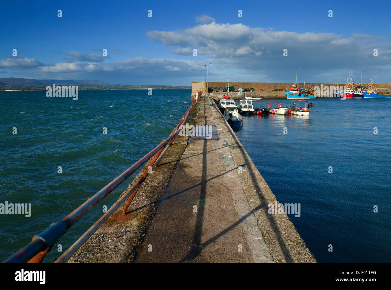 Mare mosso al di fuori e di calma all'interno Helvick Harbour, un anello AKA Anello della penisola, lingua gaelica Area, nella contea di Waterford, Irlanda Foto Stock