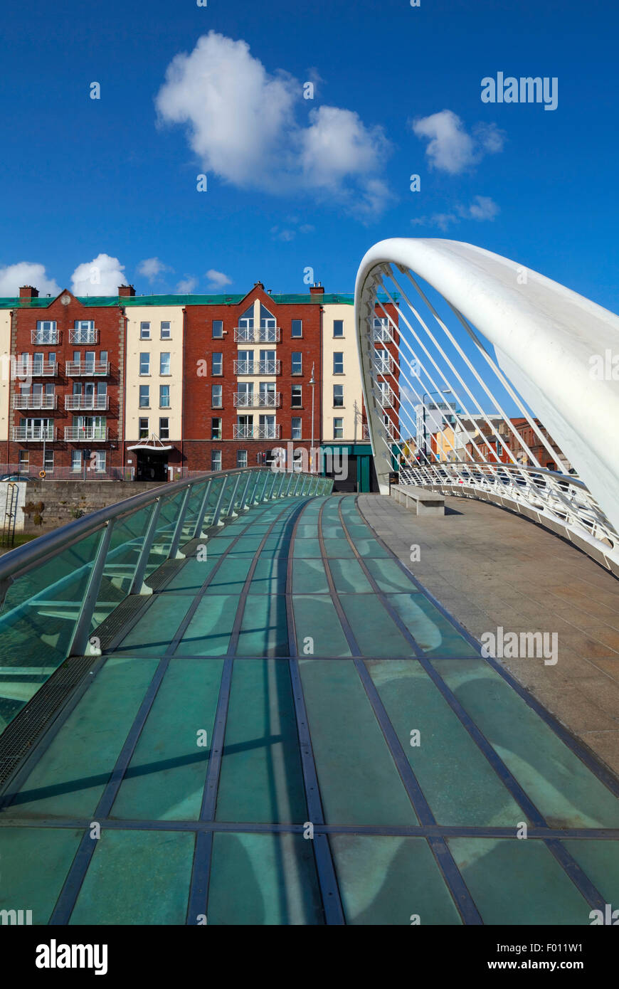 Il James Joyce Bridge attraverso il fiume Liffey (2003), progettato dall'architetto spagnolo Santiago Calatrava, Dublino, Irlanda Foto Stock