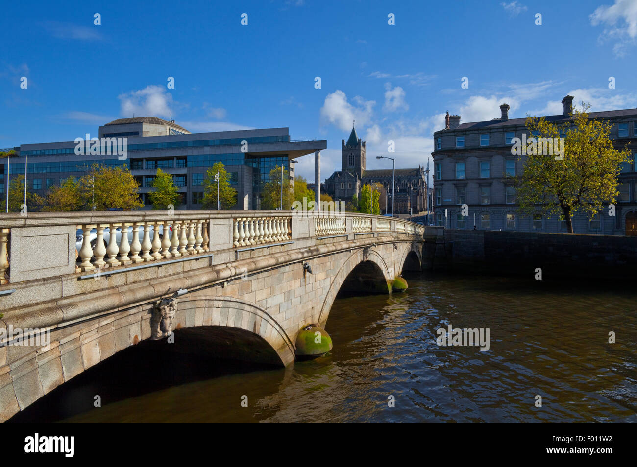 O'Donovan Rossa ponte (1813) con la cattedrale di Christchurch e la Dublin Corporation Civic Offices su legno Quay. La città di Dublino, Irlanda Foto Stock